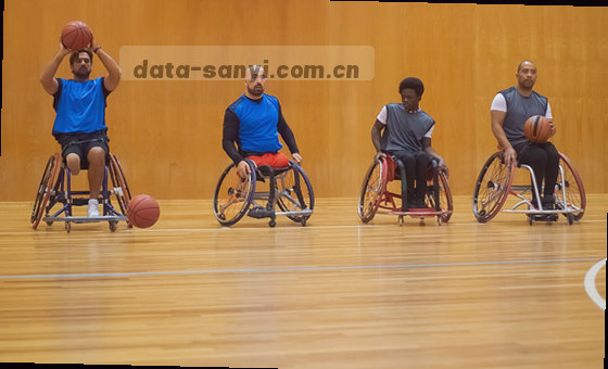 手持卡片边缘，指尖轻触纸质肌理，目光聚焦画面细节。